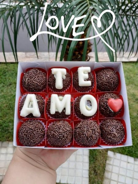 CAIXA 12 BRIGADEIROS